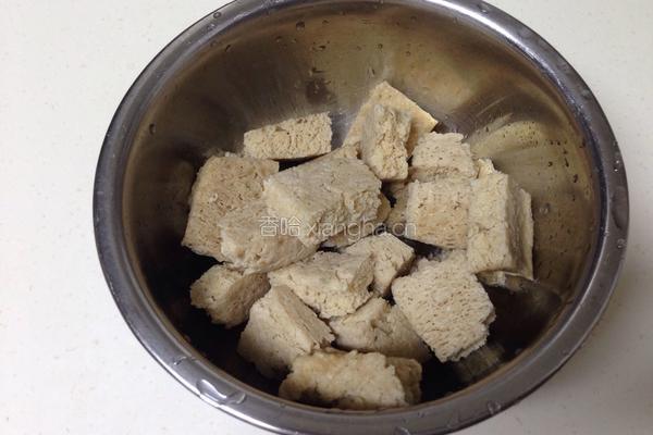 咸蛋白炖冻豆腐的做法图解1