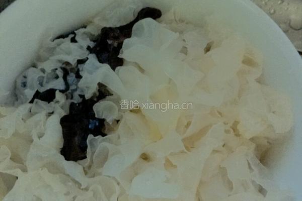 凉拌银耳的做法图解1