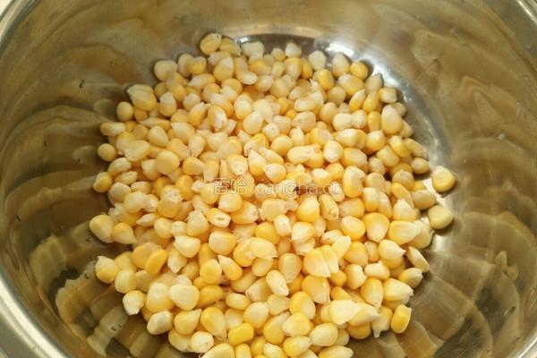 香煎玉米饼的做法图解1