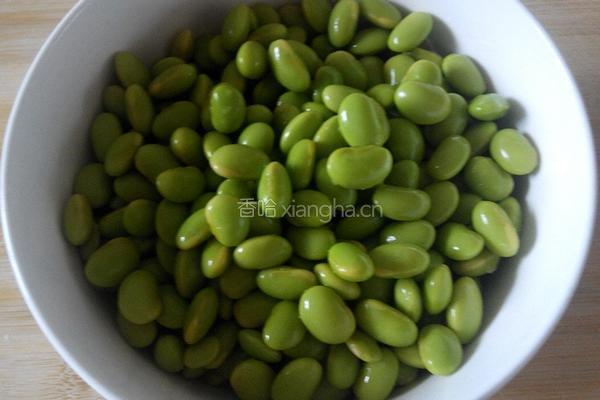 雪菜炒毛豆的做法图解1