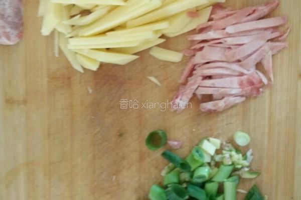 土豆爆芹菜的做法图解2