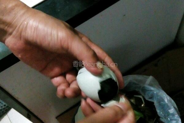 皮蛋榨菜拌豆腐的做法图解1