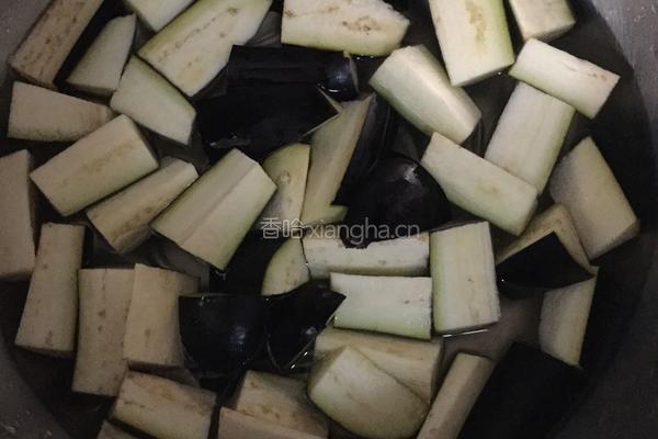 西红柿木耳炒茄子的做法图解1