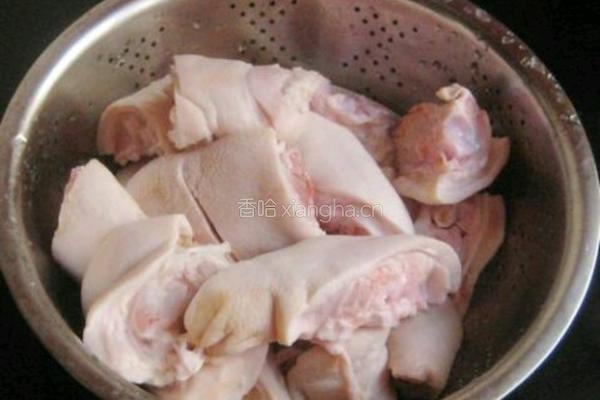 猪蹄炖莲藕的做法图解1
