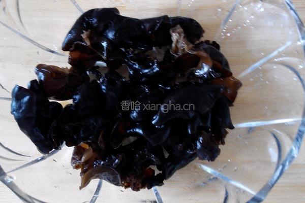 腐竹炒木耳的做法图解2