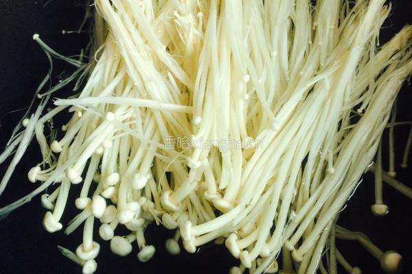 凉拌金针菇菠菜的做法图解1