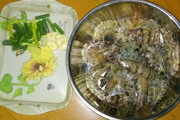白灼基围虾的做法图解1