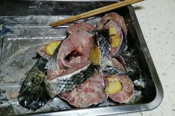 豆瓣酱烧鱼的做法图解1