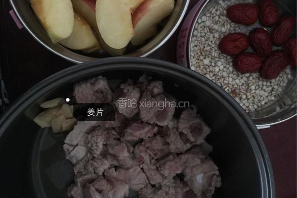 苹果薏米排骨汤的做法图解1
