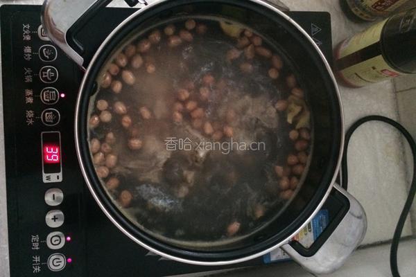 玉米花生炖猪骨的做法图解4