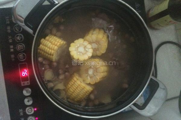 玉米花生炖猪骨的做法图解5