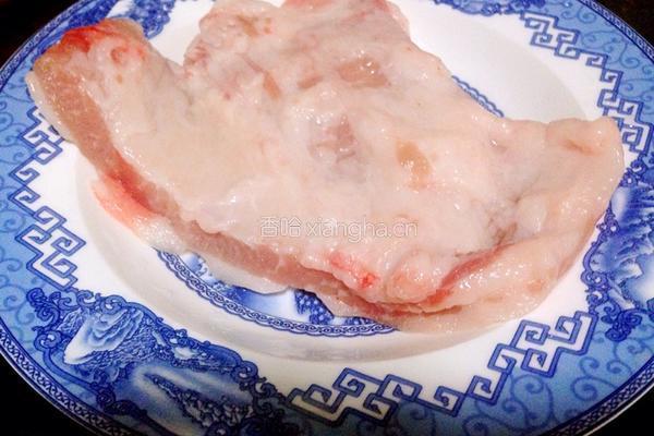 椒盐猪颈肉的做法图解1