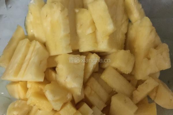 胡萝卜苹果菠萝汁的做法图解1