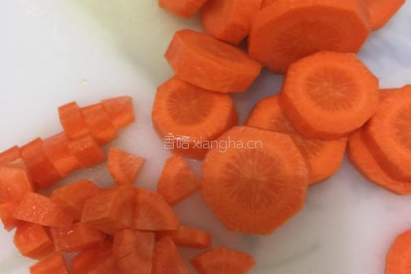 胡萝卜苹果菠萝汁的做法图解2