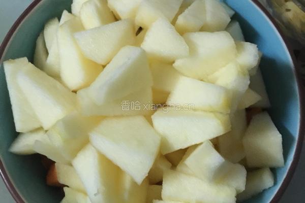 胡萝卜苹果菠萝汁的做法图解3
