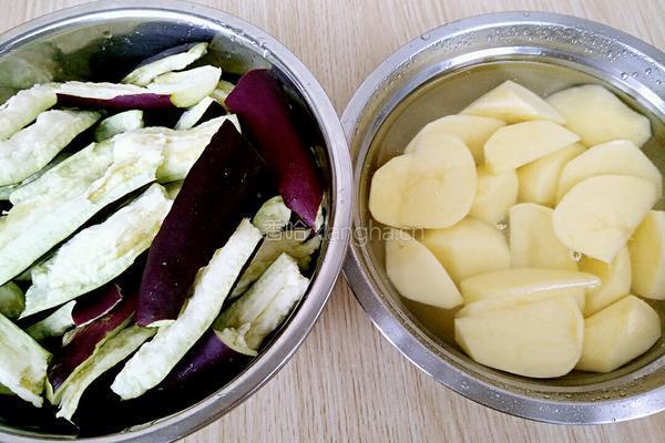 茄子炖土豆的做法图解2