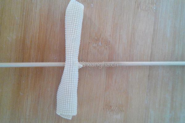 豆皮卷金针菇的做法图解4