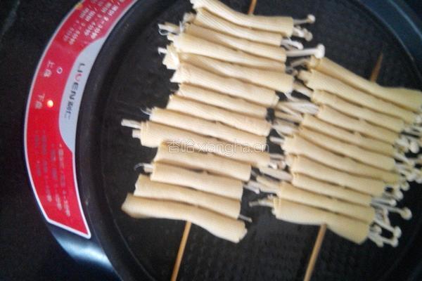 豆皮卷金针菇的做法图解5