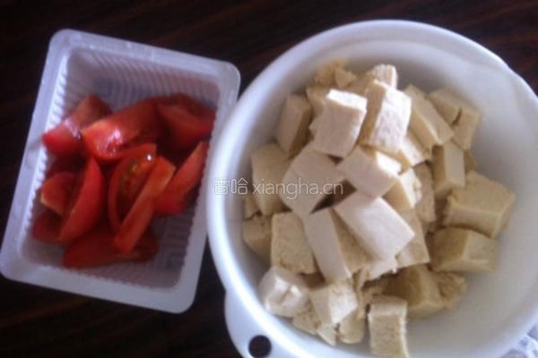 番茄炒冻豆腐的做法图解1