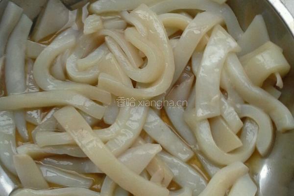 青红椒爆炒鱿鱼的做法图解1