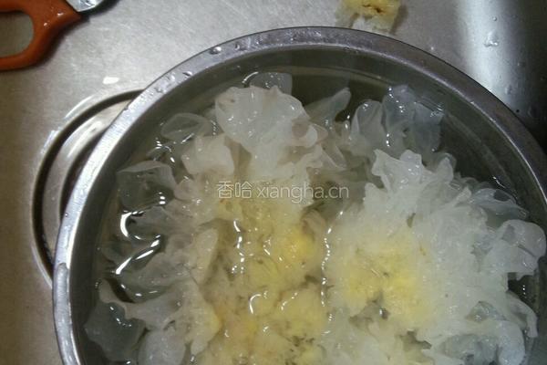 银耳莲子羹的做法图解1
