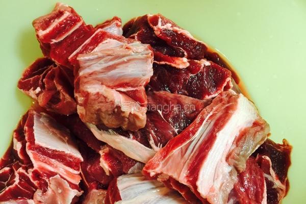 红酒牛肉的做法图解1