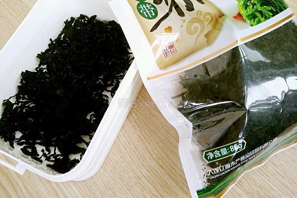 凉拌裙带菜的做法图解1