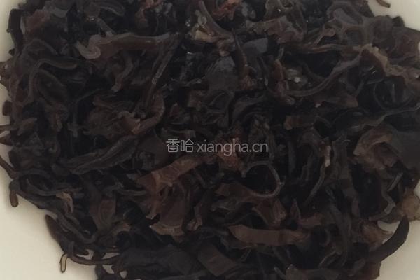 黑木耳蛋清汤的做法图解2