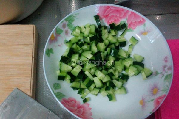黄瓜火腿蛋炒饭的做法图解1