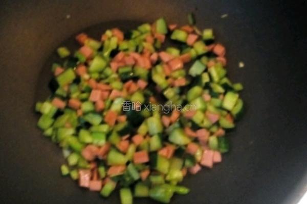 黄瓜火腿蛋炒饭的做法图解4