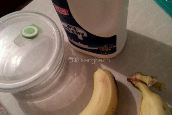 香蕉酸奶冰淇淋的做法图解1