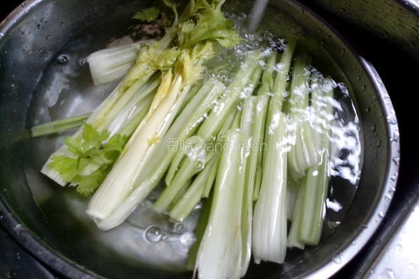 西芹炒肉的做法图解1