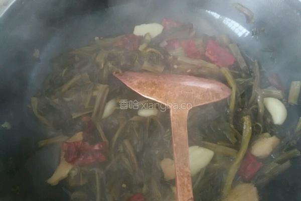 酸菜鸡的做法图解1
