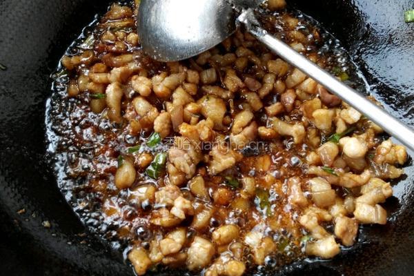 肉丁酸菜黄豆芽的做法图解4