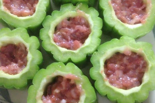 鹌鹑蛋肉末蒸苦瓜的做法图解2