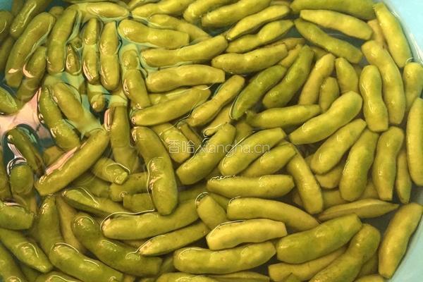 香辣毛豆的做法图解1