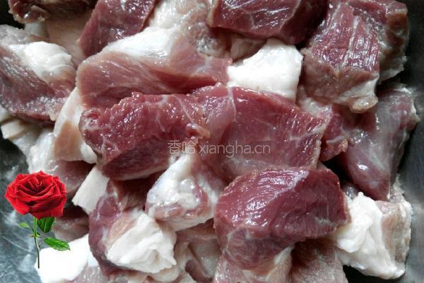 猪肉炖土豆的做法图解1