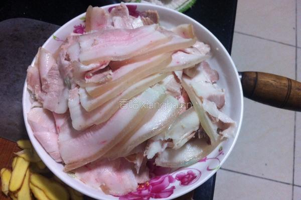 尖椒盐菜回锅肉的做法图解1