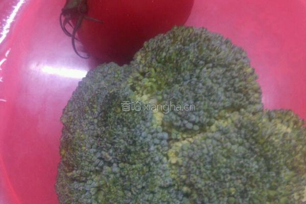 番茄炒西兰花的做法图解1