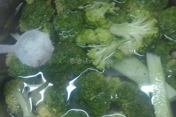 番茄炒西兰花的做法图解2