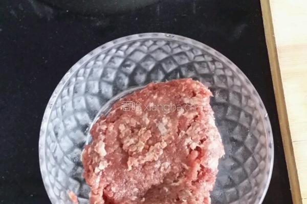 胡萝卜牛肉饺的做法图解1