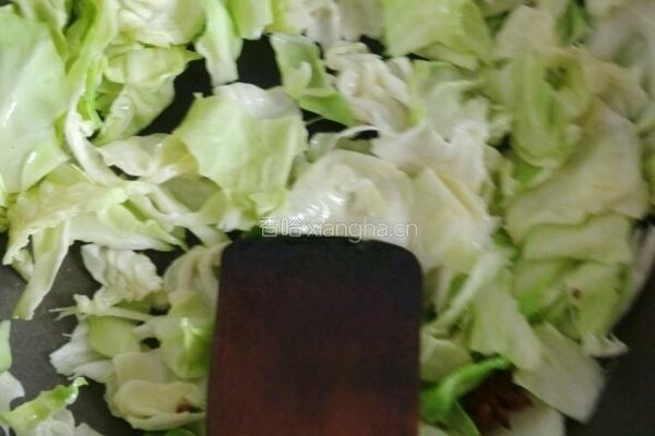 孜然包菜洋葱的做法图解4