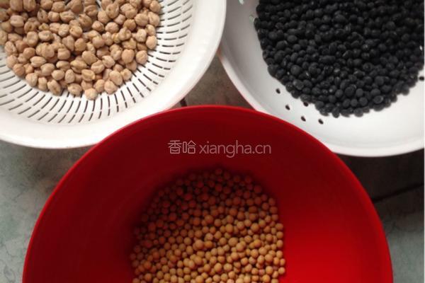 黑豆鹰嘴豆红枣豆浆的做法图解1