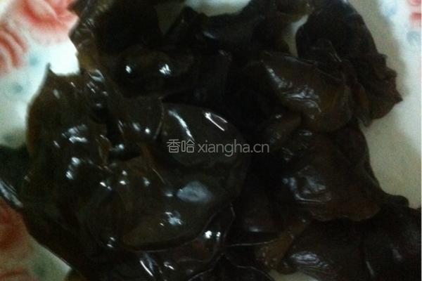木耳炒丝瓜的做法图解2