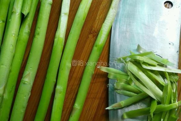 芦笋炒木耳的做法图解2