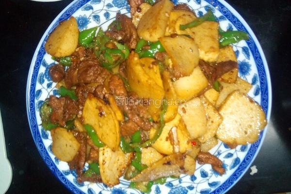 青椒凉薯炒新疆熏马肉的做法图解3