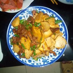青椒凉薯炒新疆熏马肉的做法[图]