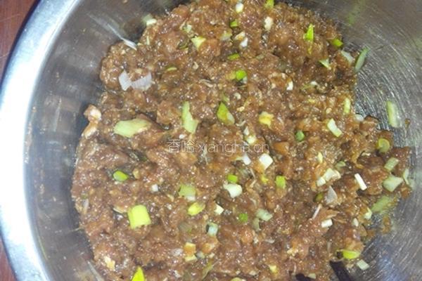 白菜虾仁香菇馄饨的做法图解1