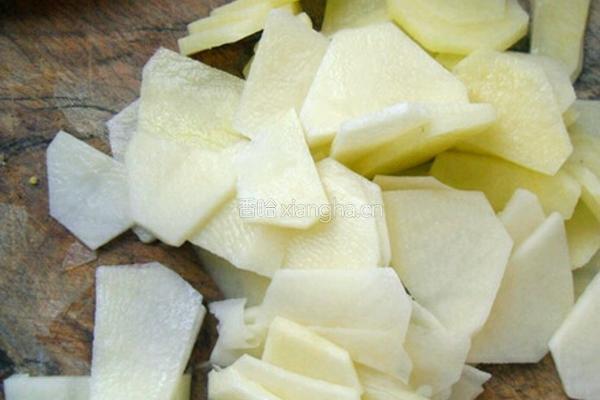 土豆炒番茄的做法图解1