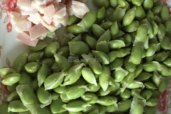 毛豆炒肉丁的做法图解1